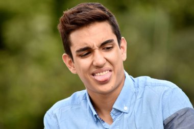 Tiksinti çeşitli genç erkek