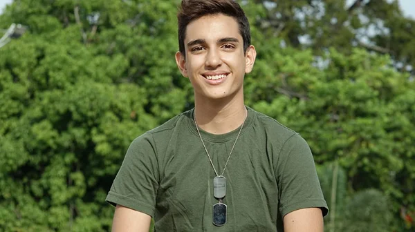 Sonriente joven soldado colombiano — Foto de Stock