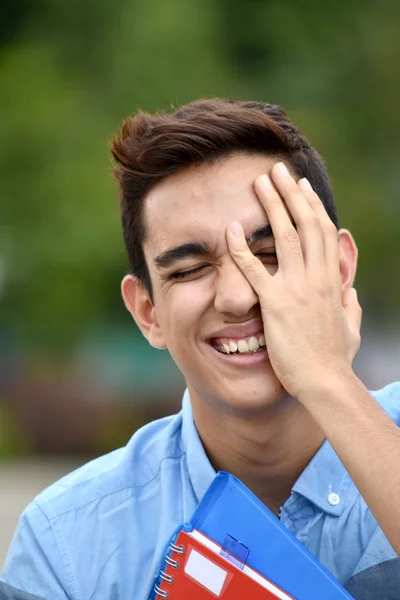 Bello studente maschio che ride — Foto Stock