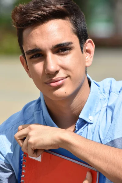 Knappe jeugdige Colombiaanse mannelijke Student — Stockfoto