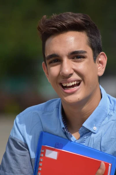 Sonriente joven estudiante masculino — Foto de Stock