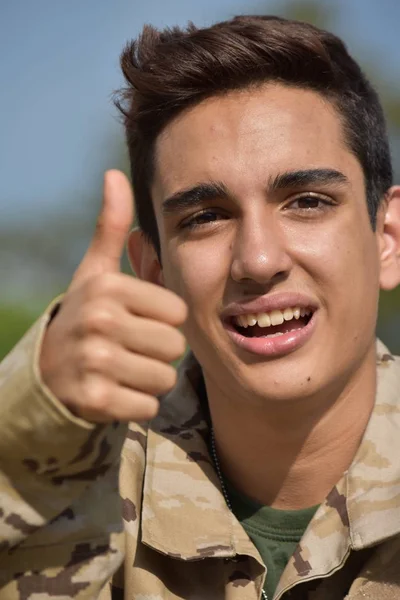 Αρσενικό στρατιώτης με Thumbs Up — Φωτογραφία Αρχείου