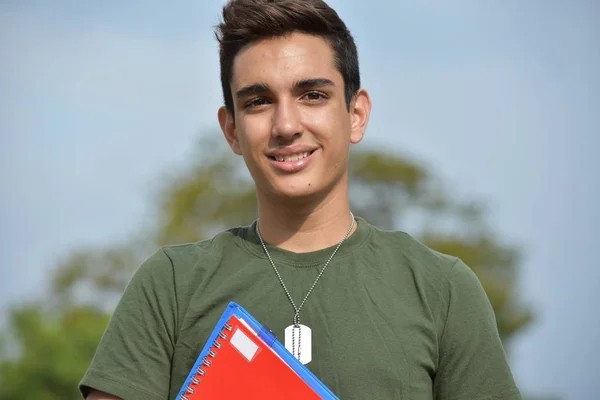 Ισπανόφωνος αρσενικό έφηβος μαθητής στρατιωτική και χαμογελαστός — Φωτογραφία Αρχείου