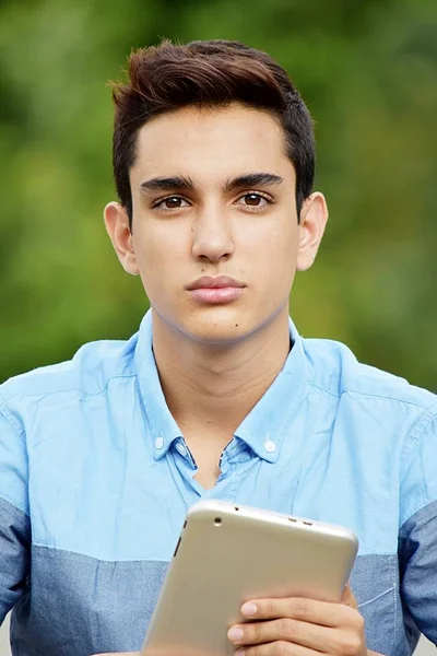 Ernstige tiener jongen met behulp van Tablet PC — Stockfoto