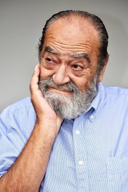 Düşünceli üst düzey Kolombiyalı erkek