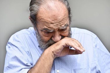 Emekli erkek ağlıyor