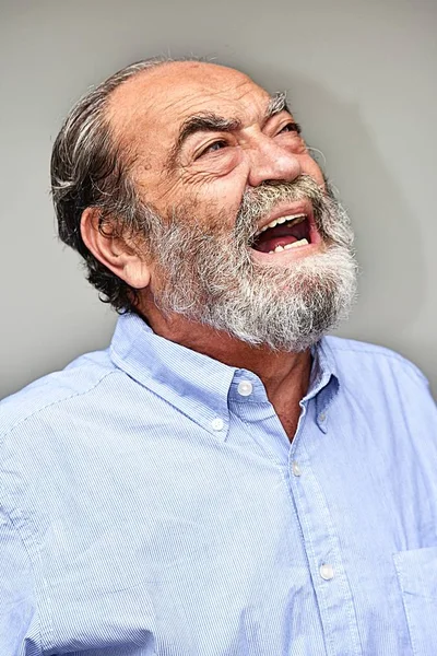 Взрослый мужчина кричит — стоковое фото