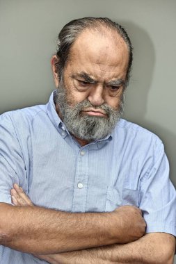 İnatçı Hispanik erkek