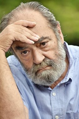 Mutsuz erkek büyükbaba