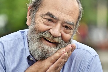 Minnettar erkek büyükbaba