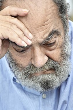 Üzgün eski erkek büyükbaba