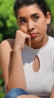 Düşünceli genç kadın