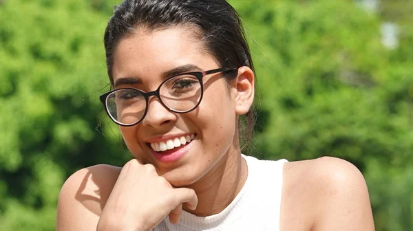 Mladé samice Teenager s brýle — Stock fotografie