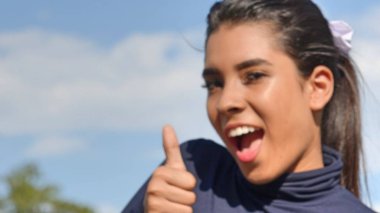 başparmak yukarıya ile kız