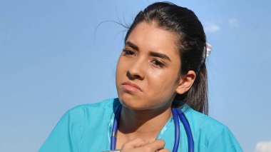 Azınlık genç mutsuz hemşire