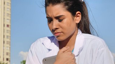 Genç kadın üzgün hemşire