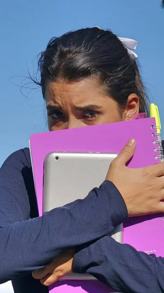 Estudiante tímida o temerosa —  Fotos de Stock