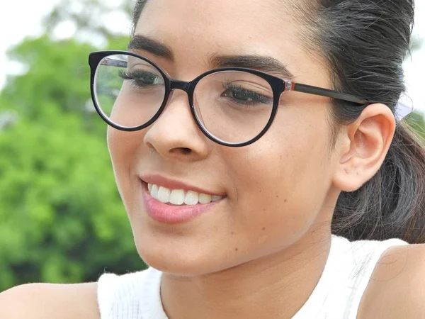 Roztomilý dospívající dívka s brýle — Stock fotografie