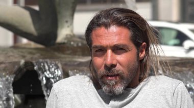 Yakışıklı İspanyol erkek rahatlatıcı