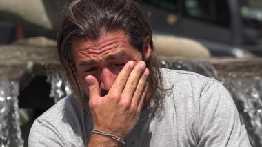 Yakışıklı erkek ağlıyor