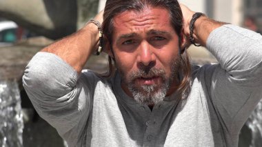 Yakışıklı kişi endişeli