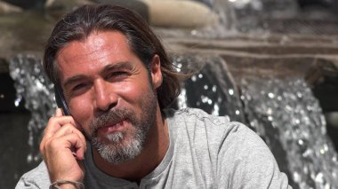 Avrupa erkek kullanarak telefon