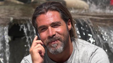 Cep telefonu kullanarak yakışıklı İspanyol erkek