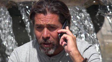 Beyaz erkek yapımı telefon görüşmesi