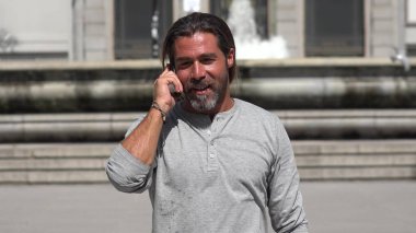 Beyaz erkek kullanarak cep telefonu