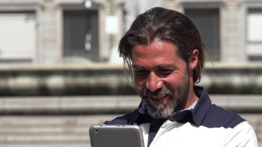 Yakışıklı erkek kullanarak Tablet