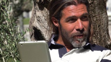 Yakışıklı İspanyol erkek kullanarak Tablet