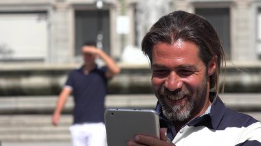 Yakışıklı erkek kullanarak Tablet