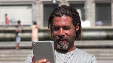 Beyaz erkek kullanarak Tablet