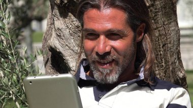 Beyaz erkek kullanarak Tablet