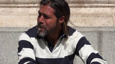 Endişe verici yakışıklı İspanyol erkek