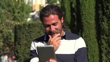 Yakışıklı erkek kullanarak Tablet