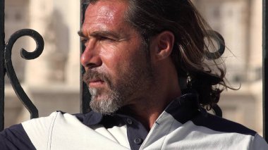 Endişe verici beyaz kişi