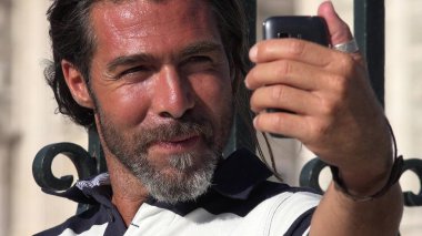 Yakışıklı İspanyol erkek Selfy