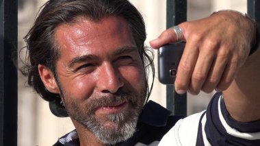 Yakışıklı İspanyol erkek Selfie