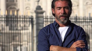 Gözleri kapalı olan bir erkek