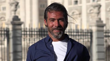 Gülümseyen bir insan