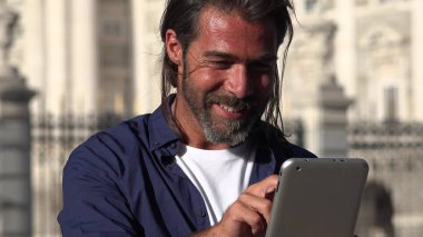 Yakışıklı erkek kullanarak Tablet