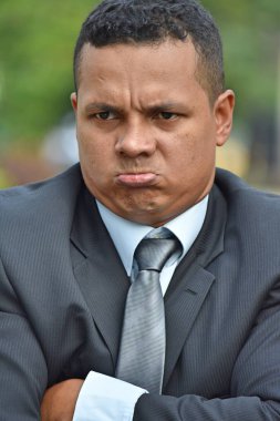 Takım elbise ve kravat giyen inatçı iş adamı