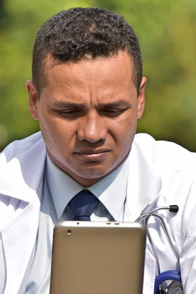 Bizonytalan férfi orvos segítségével tabletta — Stock Fotó