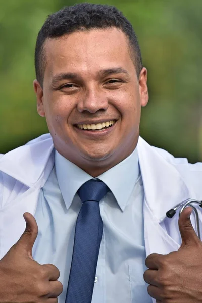 Chirurgien masculin et bonheur portant une blouse de laboratoire — Photo
