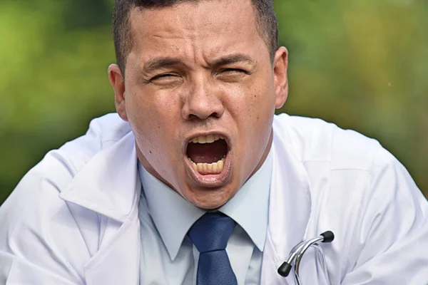 Masculino profesional médico gritando usando abrigo de laboratorio — Foto de Stock