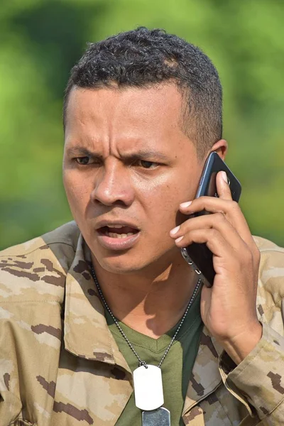 Στρατιώτης χρησιμοποιώντας κινητό τηλέφωνο και δυστυχισμένος — Φωτογραφία Αρχείου