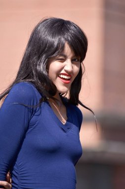 genç kadın göz kırpıyor