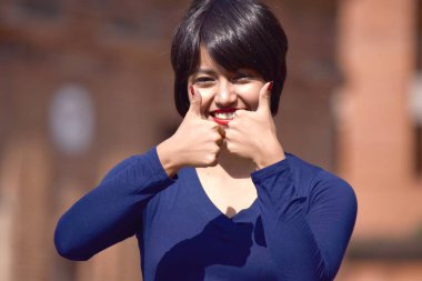 Kadın ve peruk takmış mutluluk