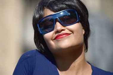 Çeşitli kadın giyim güneş gözlüğü